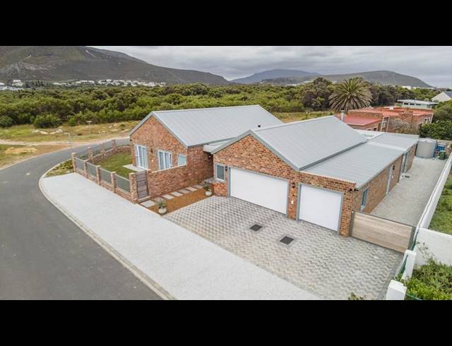 4 BEDROOM HOUSE FOR SALE IN SANDBAAI